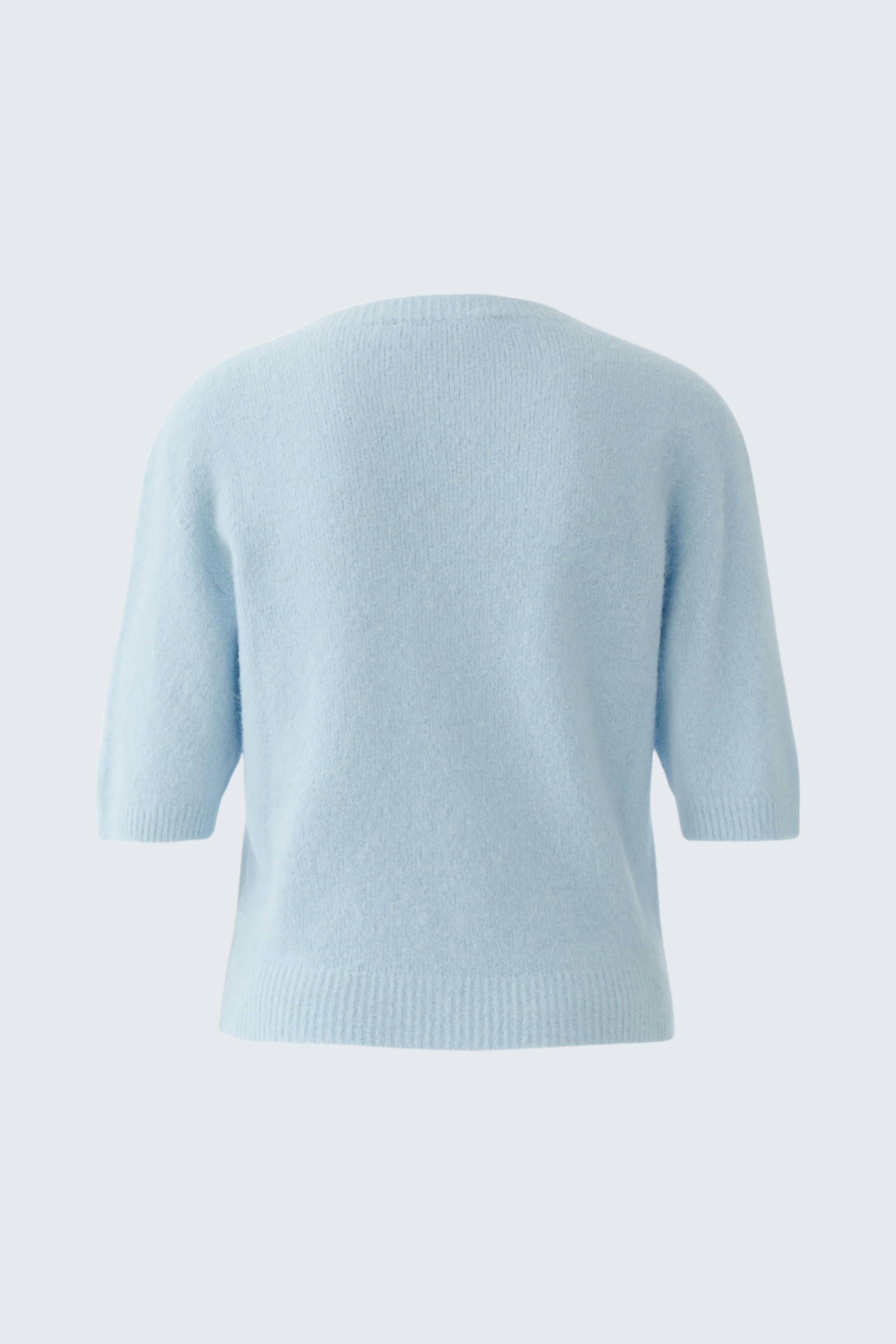 Heller Damen-Pullover in sanftem Blau mit kurzen Ärmeln, ideal für lässige Outfits.