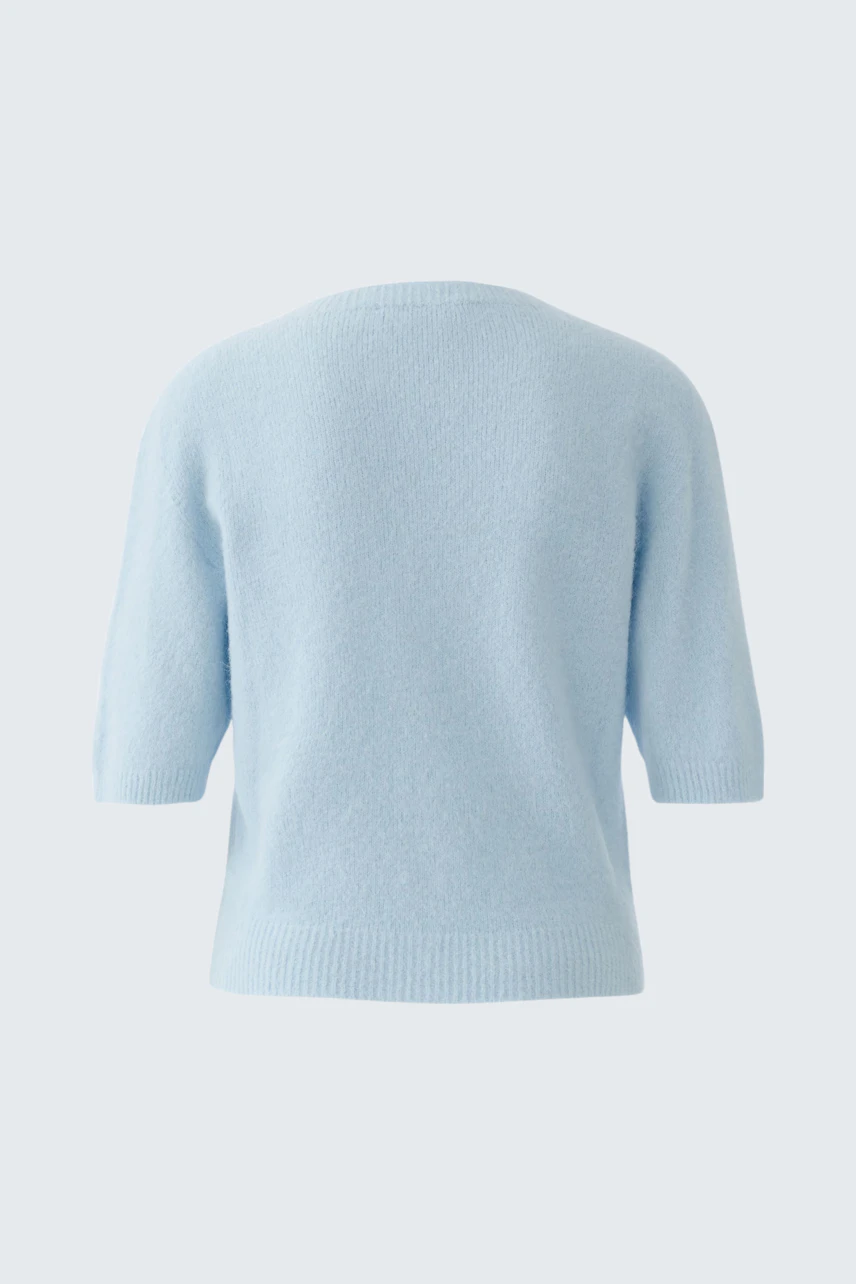 Heller Damen-Pullover in sanftem Blau mit kurzen Ärmeln, ideal für lässige Outfits.