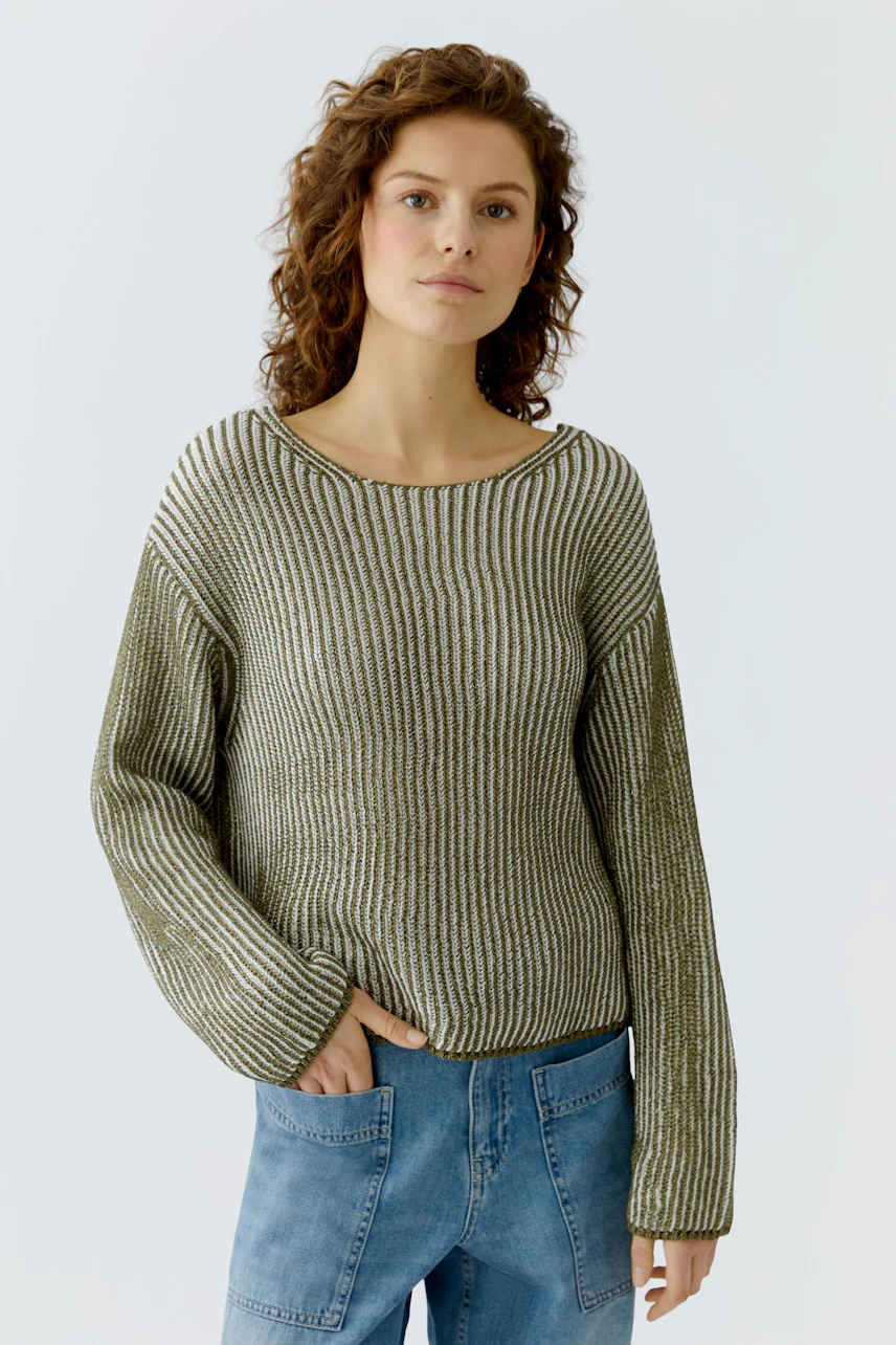 Damen-Pullover: Junge Frau in gestreiftem Pullover mit weitem Schnitt und lässigen Jeans.