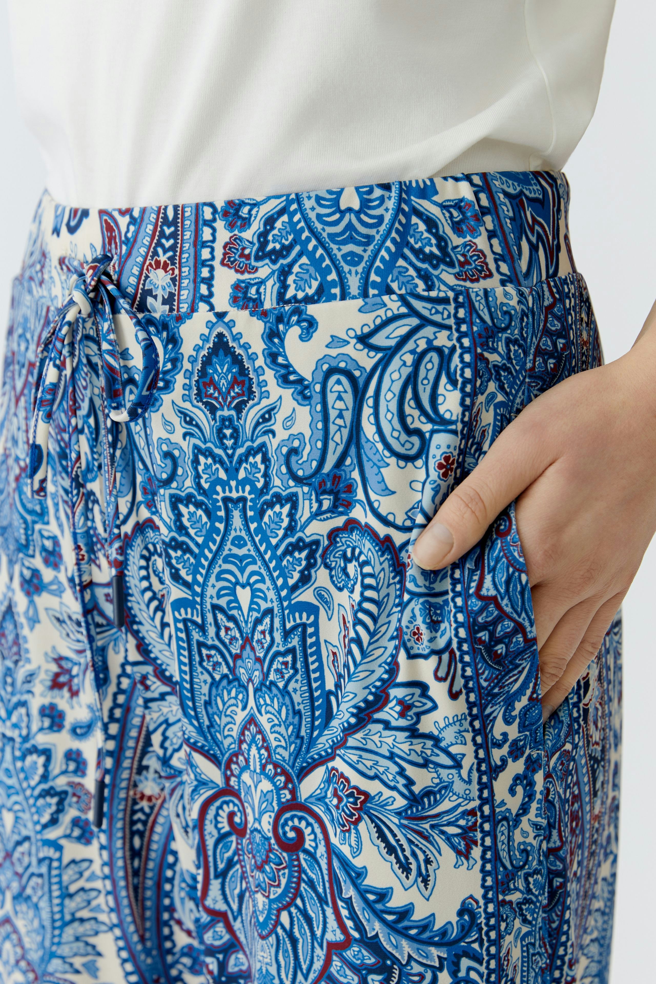 Bequeme Damen-Jogger mit buntem Muster und elastischem Bund, ideal für lässige Outfits.