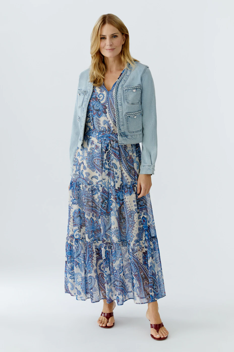 Casual women's denim jacket: Light blue cropped design with pockets and button details.