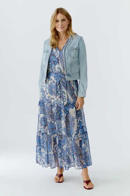 Casual women's denim jacket: Light blue cropped design with pockets and button details.