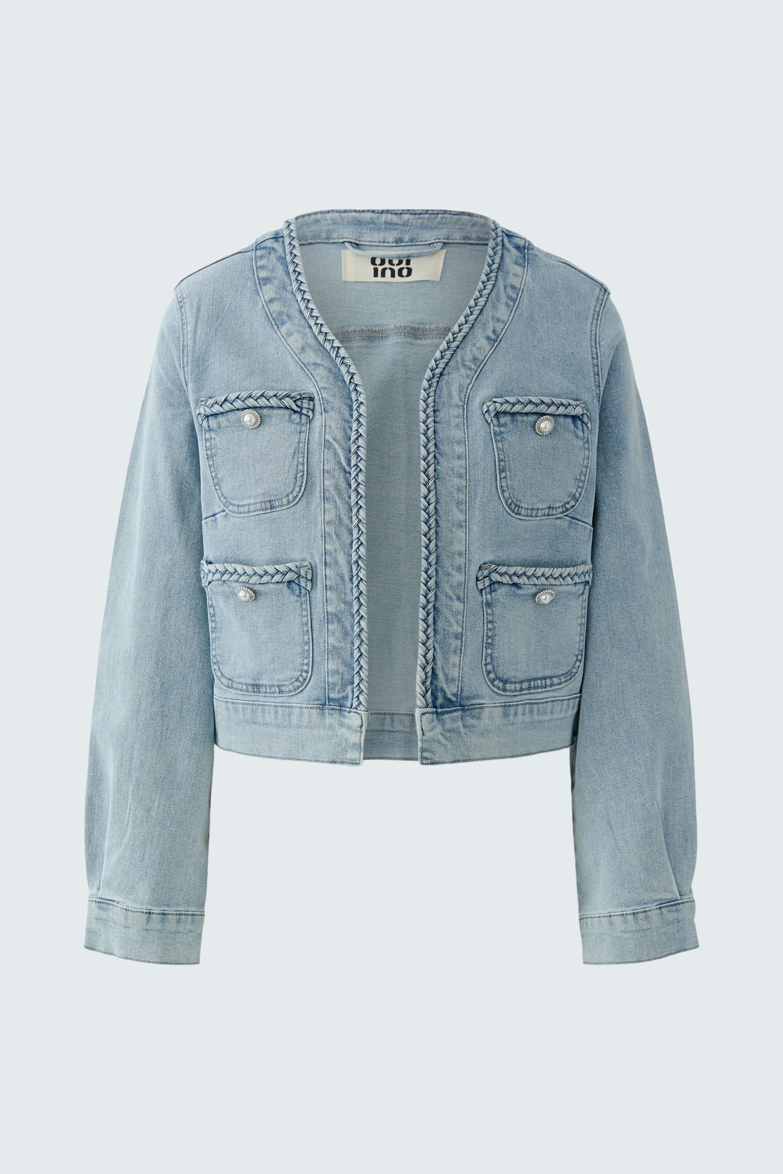 Lässige Damen-Jeansjacke in hellem Denim mit zwei Brusttaschen und offenem Schnitt.
