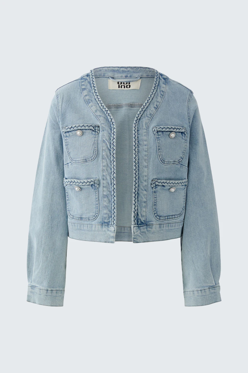 Lässige Damen-Jeansjacke in hellem Denim mit zwei Brusttaschen und offenem Schnitt.