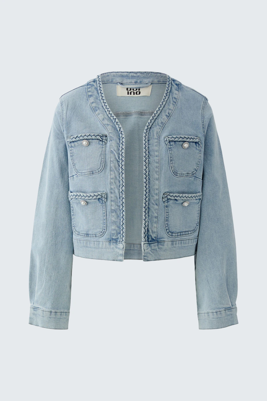 Lässige Damen-Jeansjacke in hellem Denim mit zwei Brusttaschen und offenem Schnitt.
