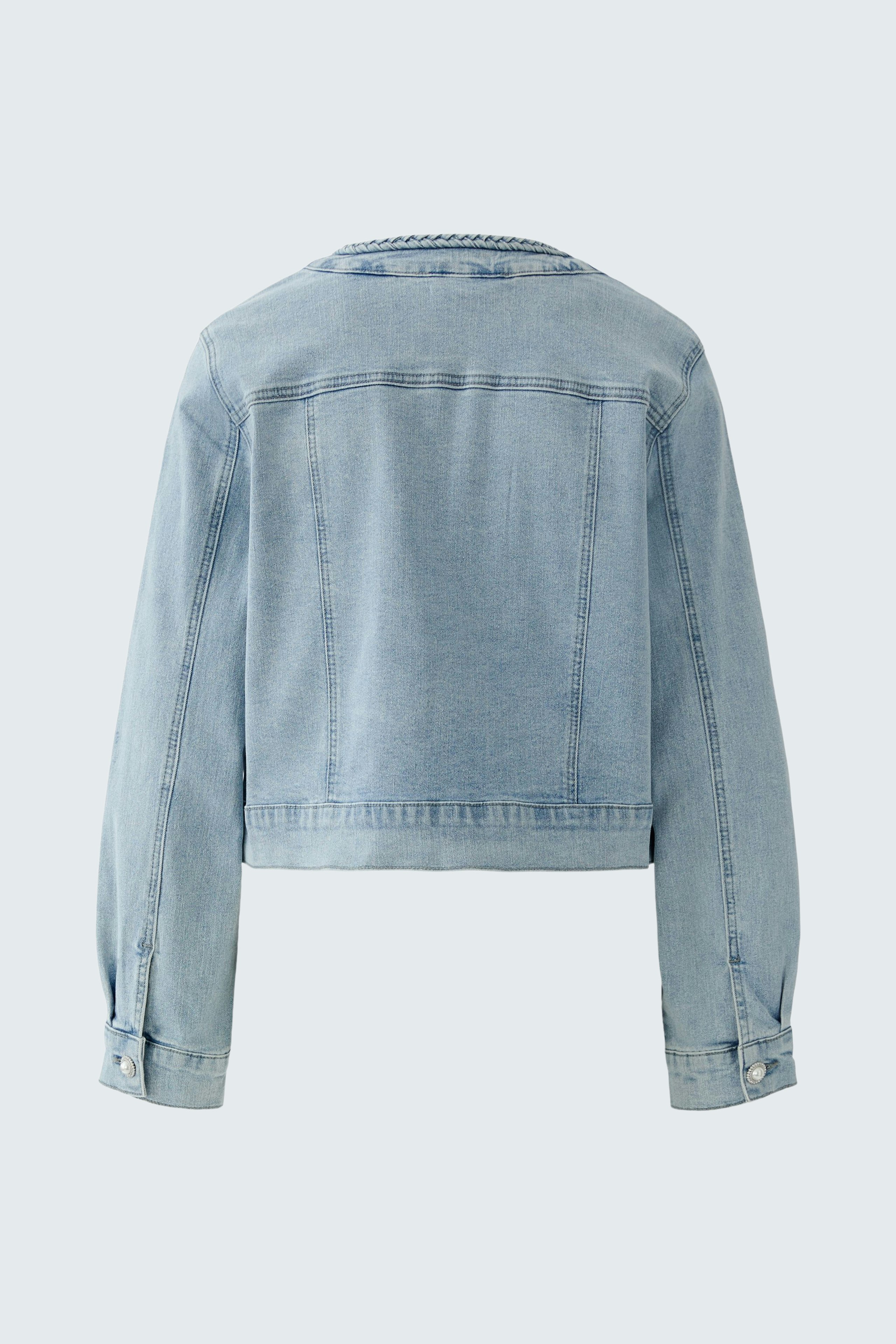 Klassische Jeansjacke: Rückansicht einer lässigen Damenjacke in hellem Denim.