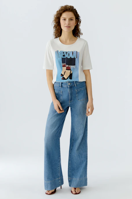 Damen-T-Shirt: Weißes Shirt mit buntem Druck und kurzen Ärmeln, lässig und modern.