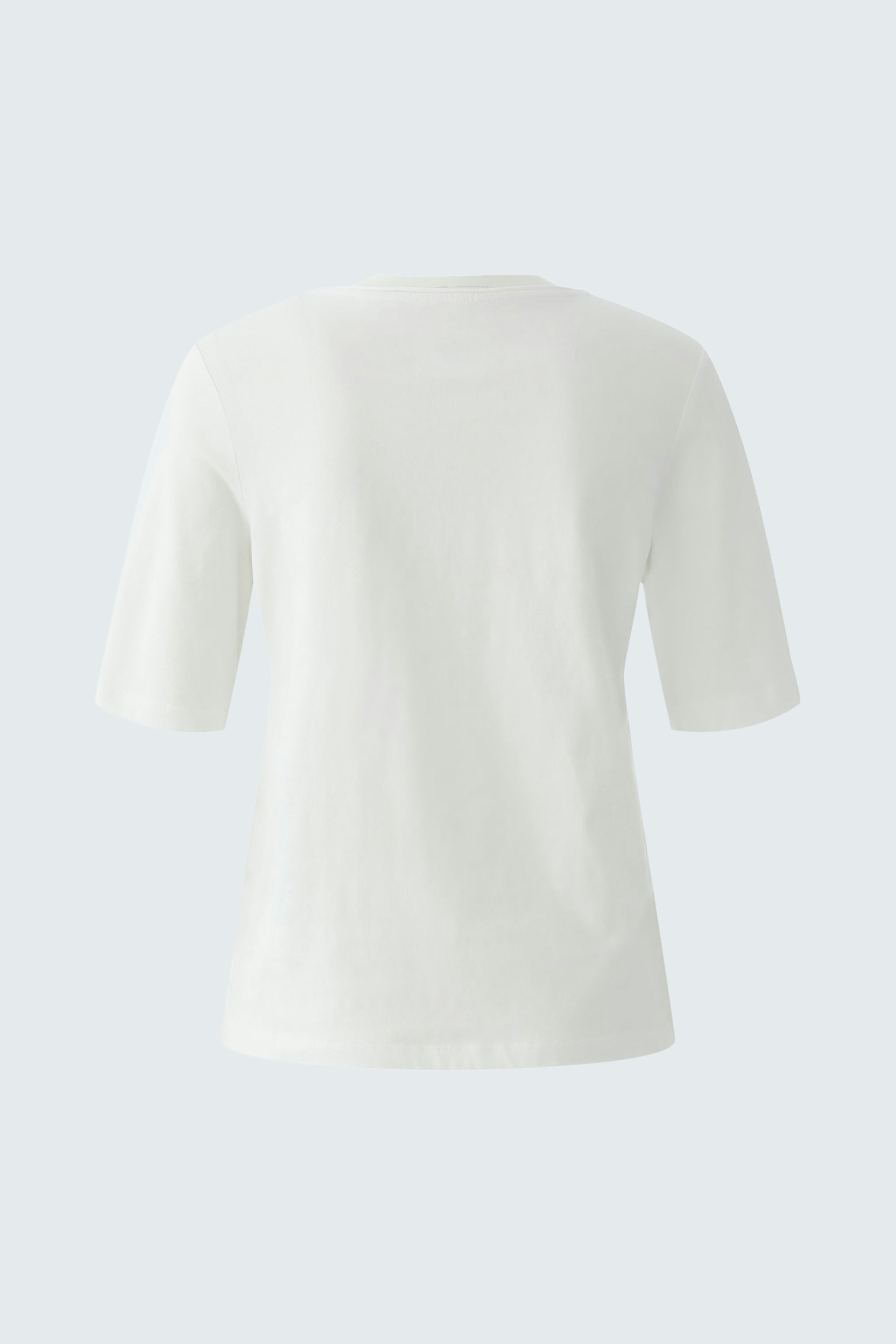 Casual women's T-shirt: A simple white tee with short sleeves, perfect for everyday wear.