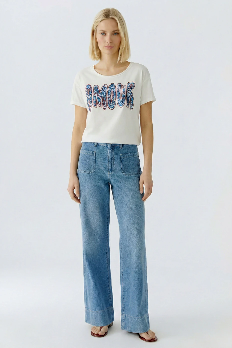 Bequemes Damen-T-Shirt in Weiß mit buntem 'AMOUR'-Print, ideal für lässige Outfits.