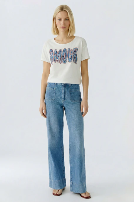 Casual women's T-shirt: White shirt with colorful 'AMOUR' print, perfect for everyday wear.
