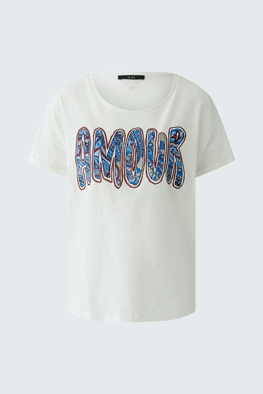 Casual women's T-shirt: White shirt with colorful 'AMOUR' print, perfect for everyday wear.