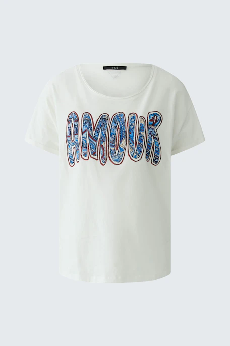 Casual women's T-shirt: White shirt with colorful 'AMOUR' print, perfect for everyday wear.