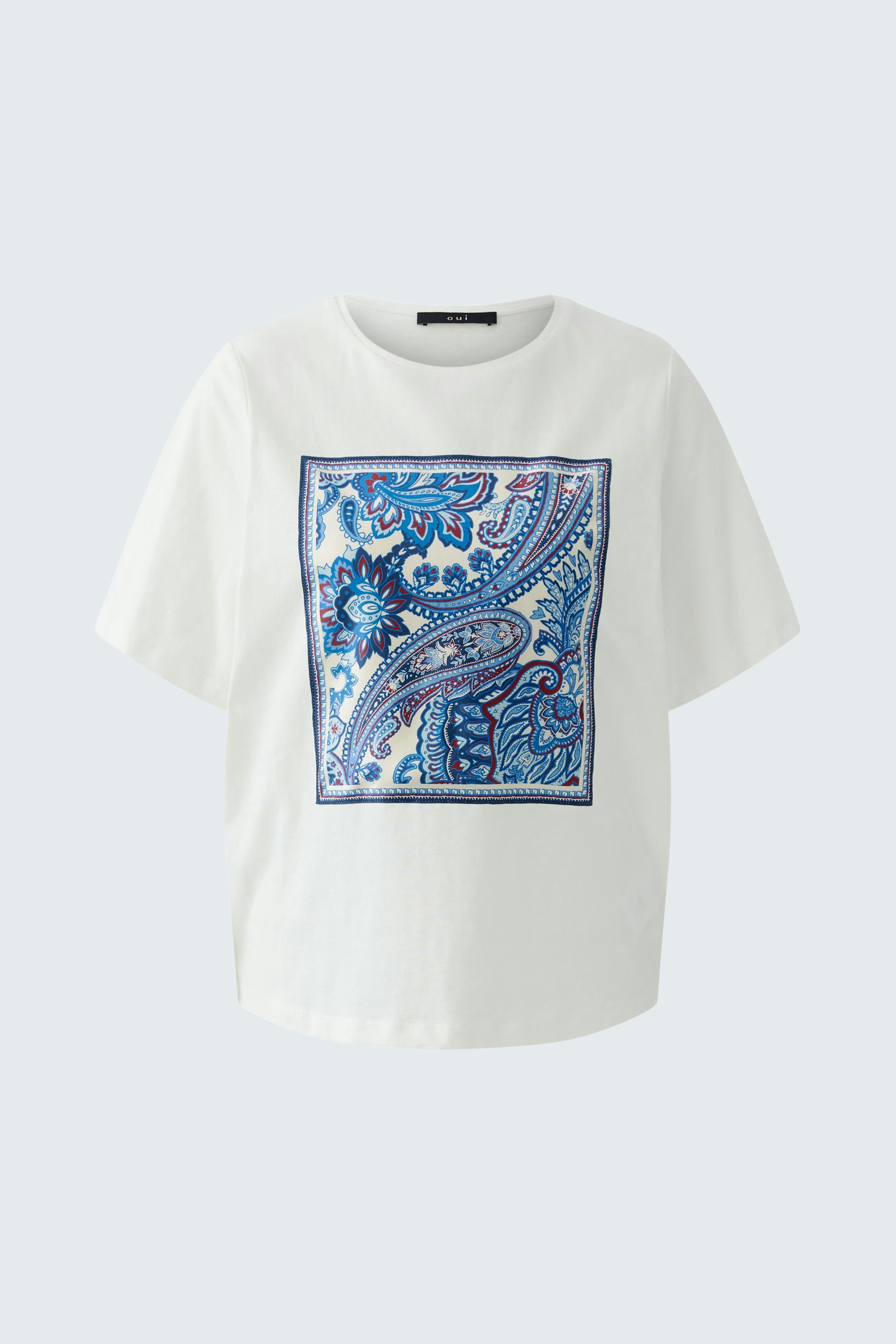 Casual women's T-shirt: White shirt with blue paisley print, perfect for everyday wear.