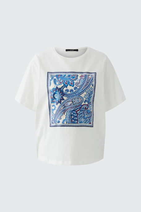 Bequemes Damen-T-Shirt: Weiße Shirt mit buntem Paisleymuster, lässig geschnitten und vielseitig kombinierbar.