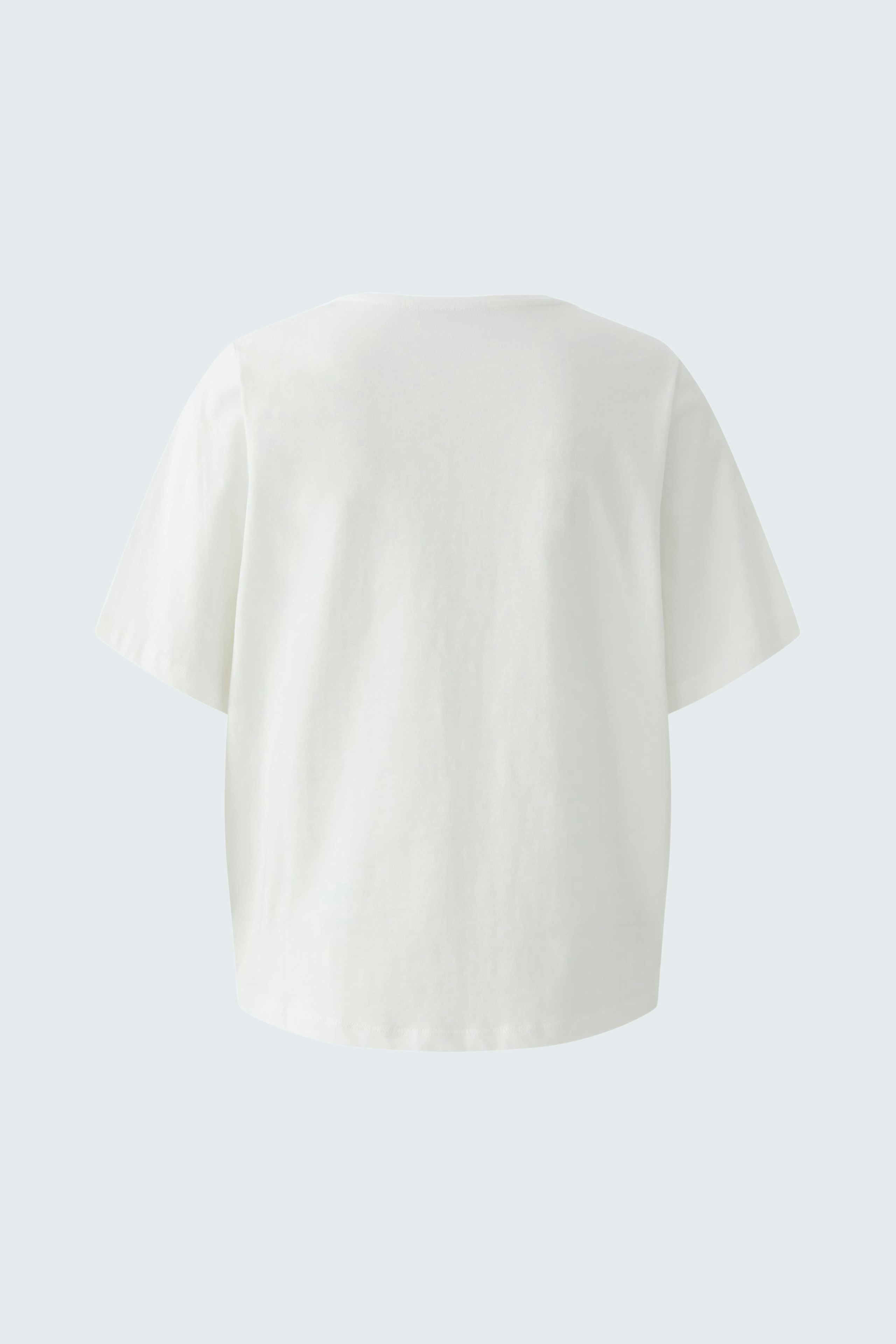 Casual women's T-shirt: A simple white tee with a relaxed fit, perfect for everyday wear.