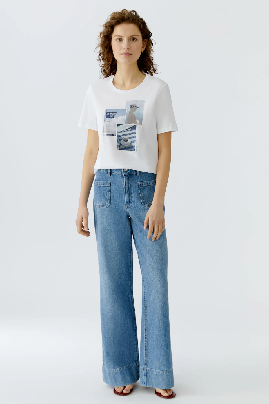 Damen-T-Shirt: Weiße Kurzarmbluse mit buntem Print und lässigem Schnitt.