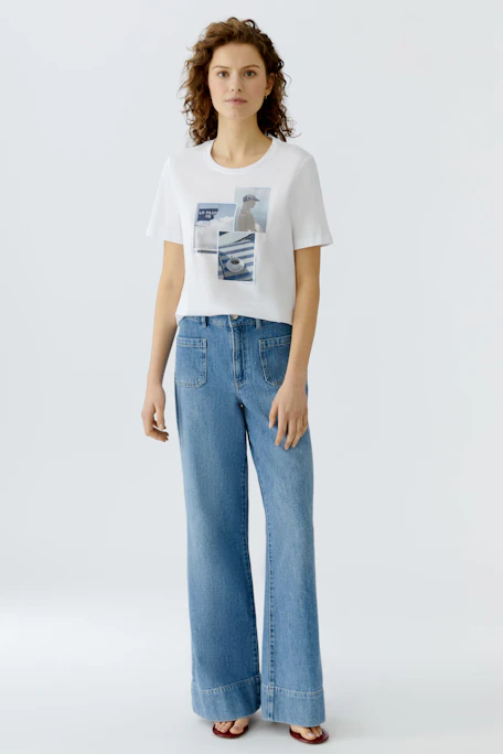Damen-T-Shirt: Weiße Kurzarmbluse mit buntem Print und lässigem Schnitt.