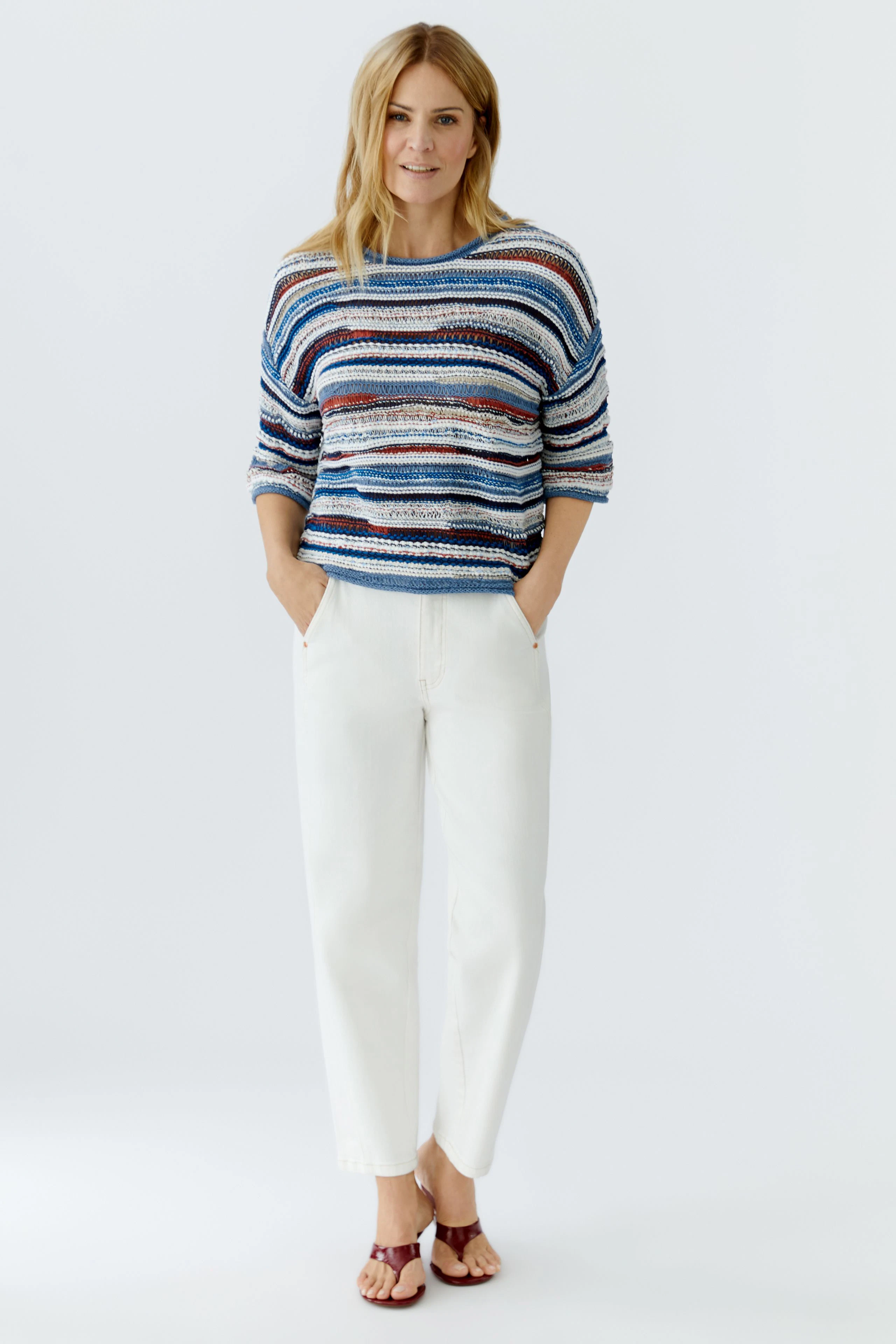 Lässiger Damen-Pullover in buntem Streifenmuster, weit geschnitten mit kurzen Ärmeln.