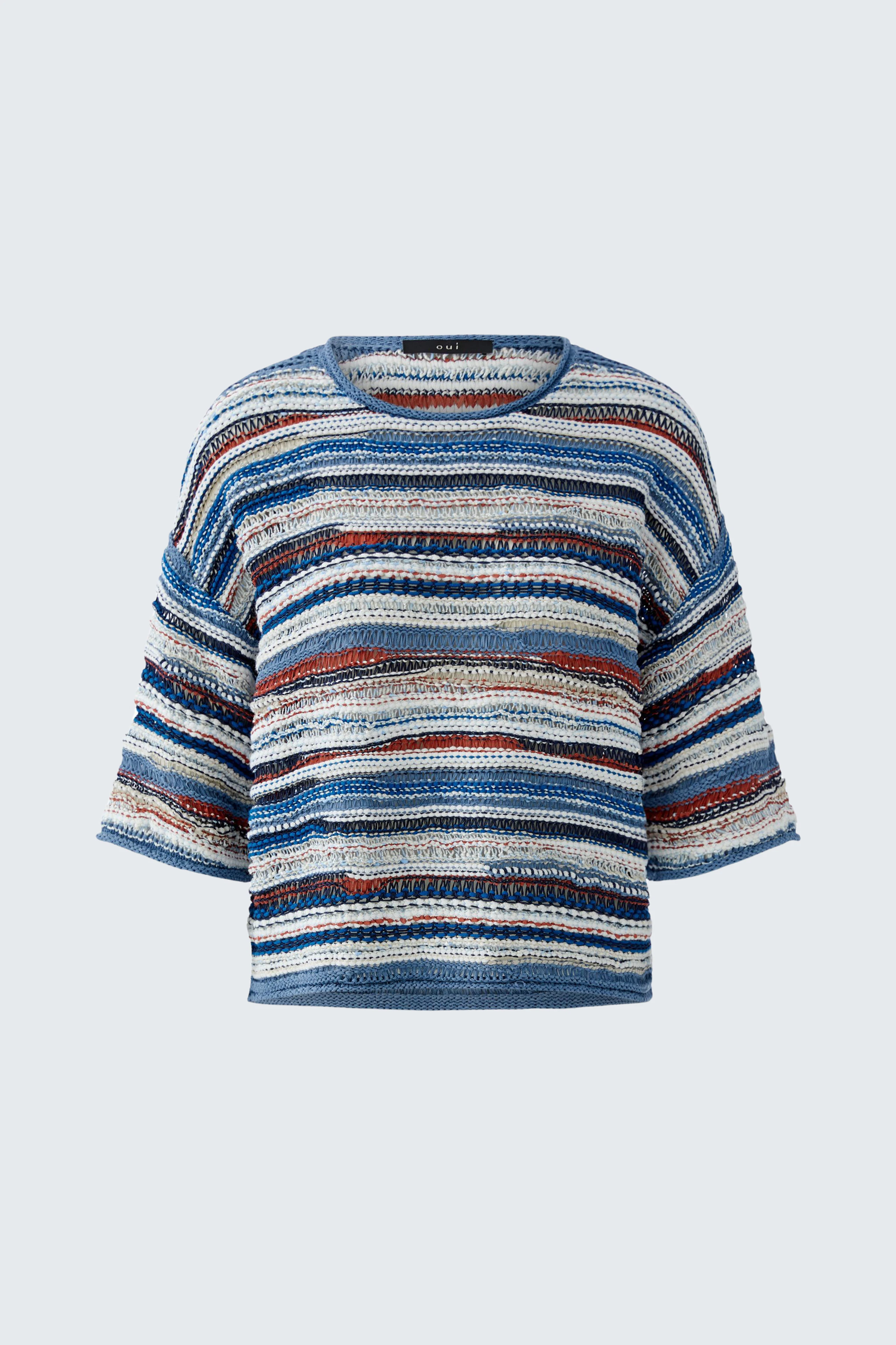 Lässiger Damen-Pullover in buntem Streifenmuster, weit geschnitten mit kurzen Ärmeln.