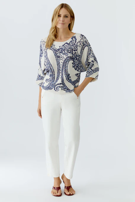 Bequemer Damen-Pullover in hellem Beige mit blauem Paisleymuster, ideal für lässige Outfits.