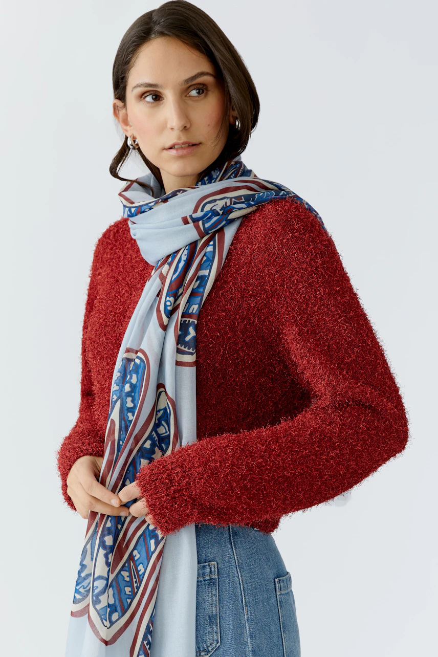 Damen-Schal: Frau trägt einen bunten Schal, der lässig um den Hals drapiert ist.