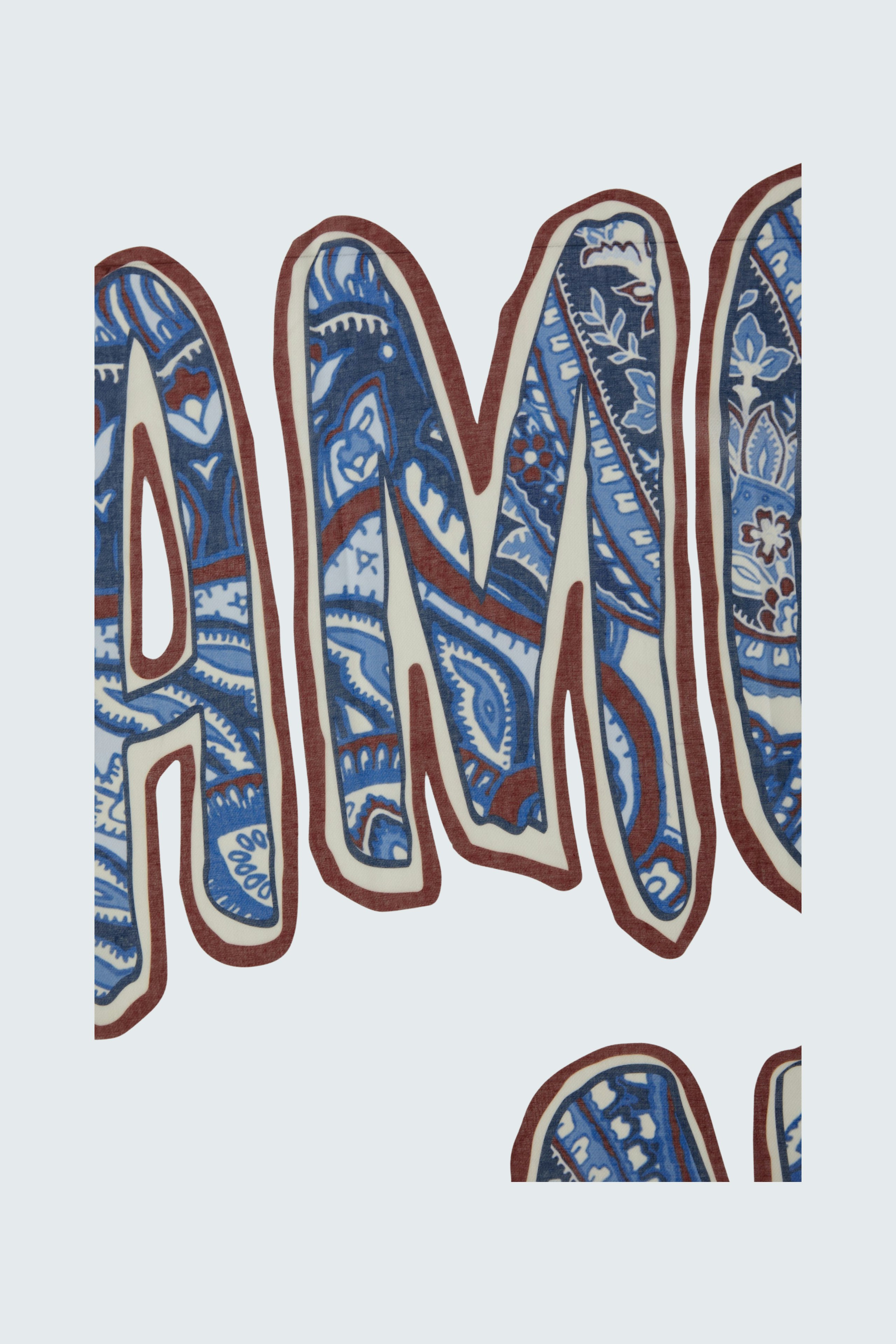 Bunter Damen-Schal mit floralem Muster in Blau und Weiß, ideal für lässige Outfits.