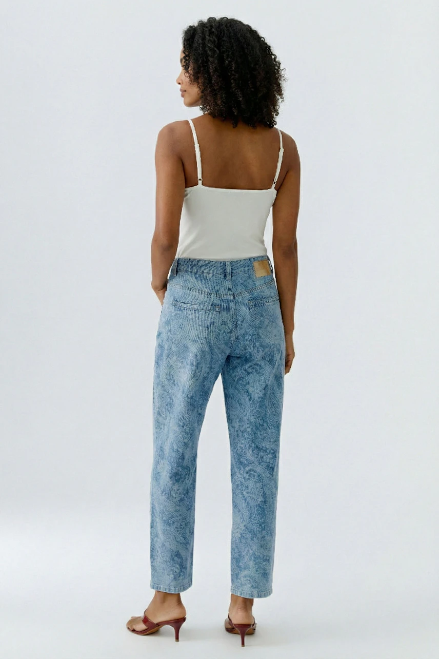 Bequeme Jeans Relaxed: Frau mit blonden Haaren trägt lässige, hellblaue Jeans mit Paisleymuster.