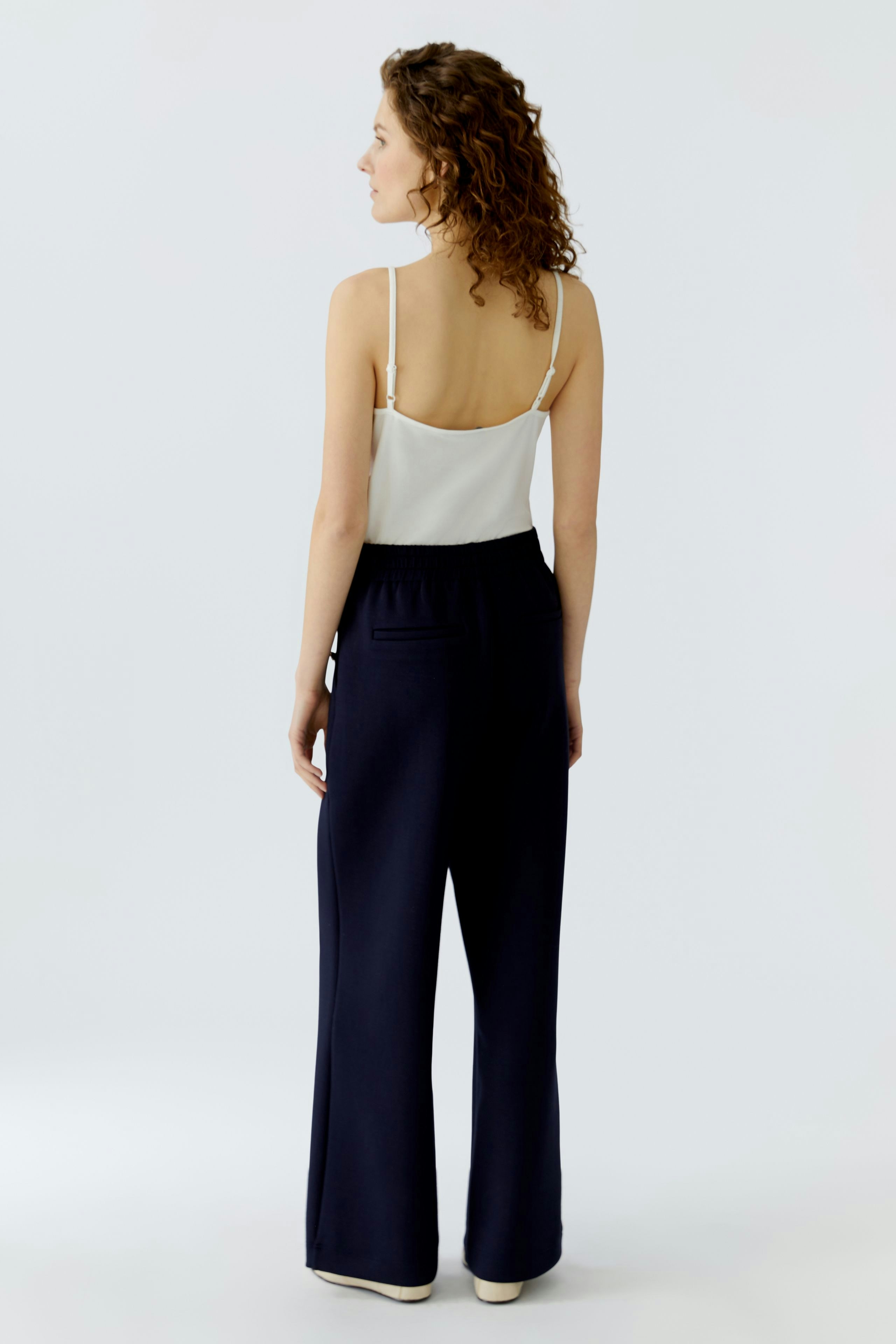 Comfortable women's trousers with a relaxed fit, featuring an elastic waistband and side pockets.