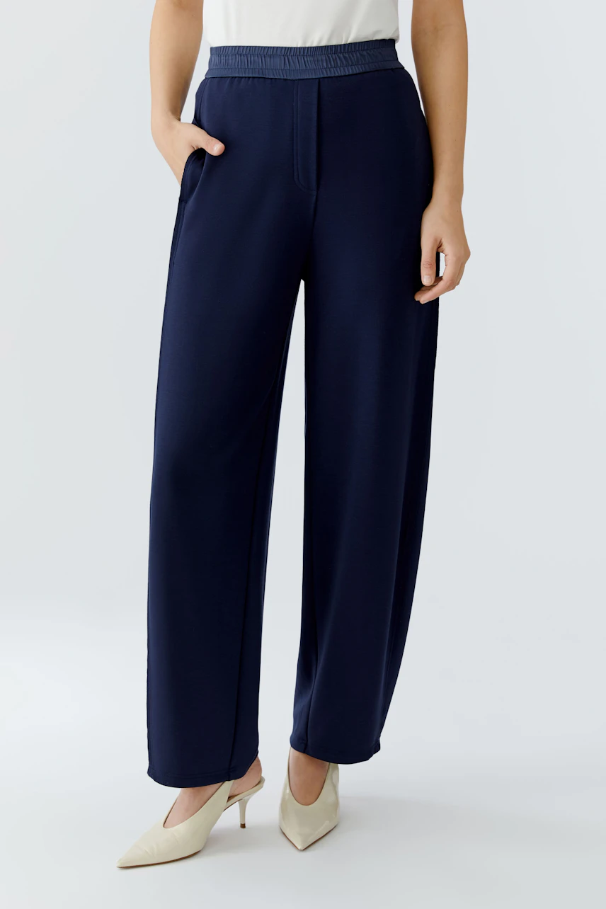 Comfortable women's sweatpants in navy, featuring a relaxed fit and elastic waistband.