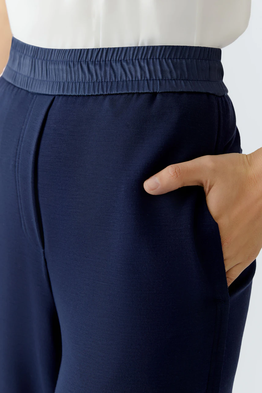 Comfortable women's sweatpants with an elastic waistband and side pockets, perfect for casual wear.