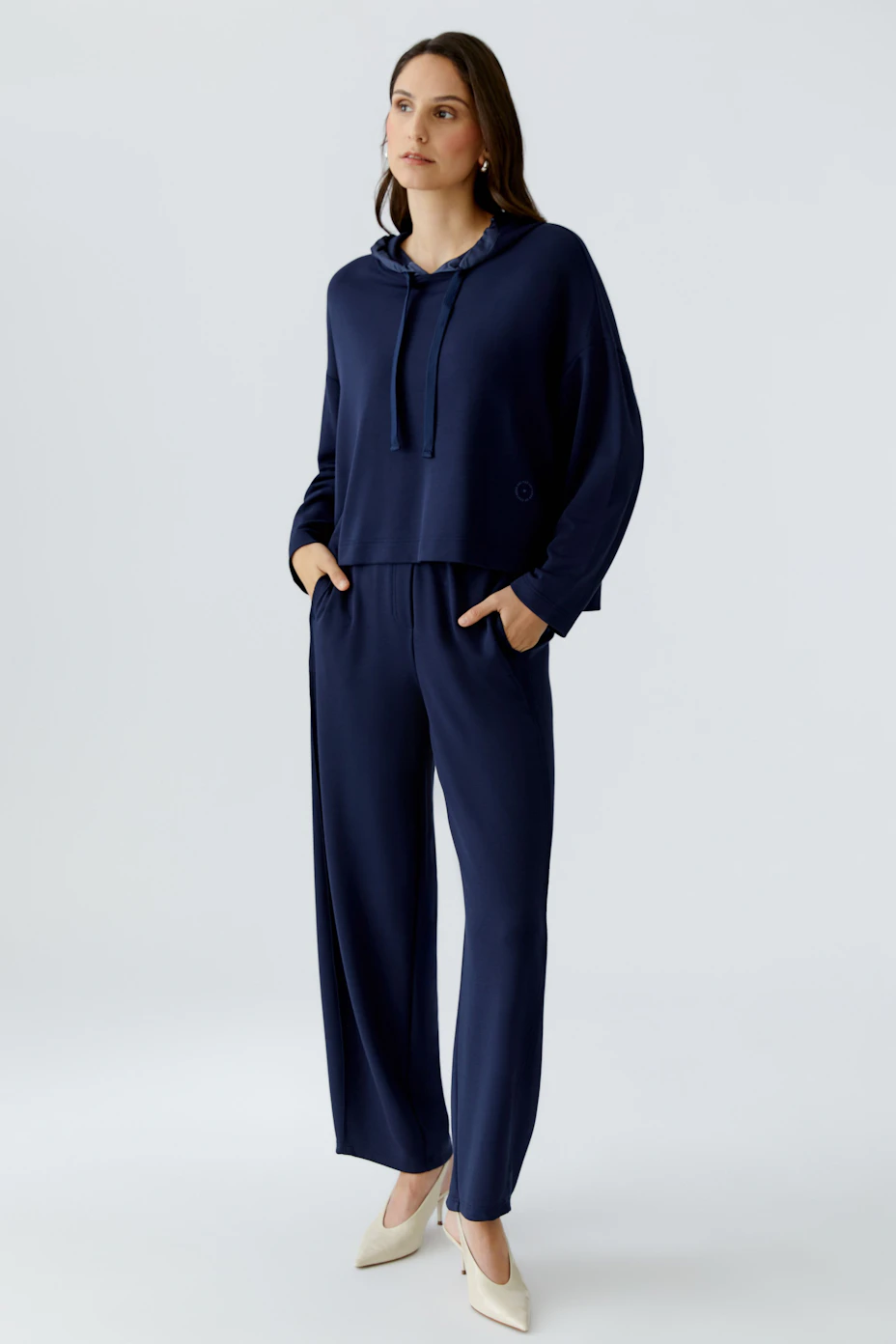 Comfortable women's sweatpants in navy blue with an elastic waistband for a relaxed fit.