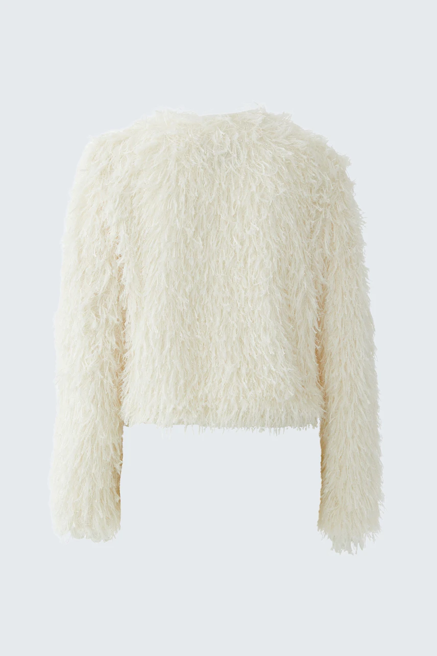 Cozy women's jacket in fluffy white fabric, featuring a cropped design and long sleeves.