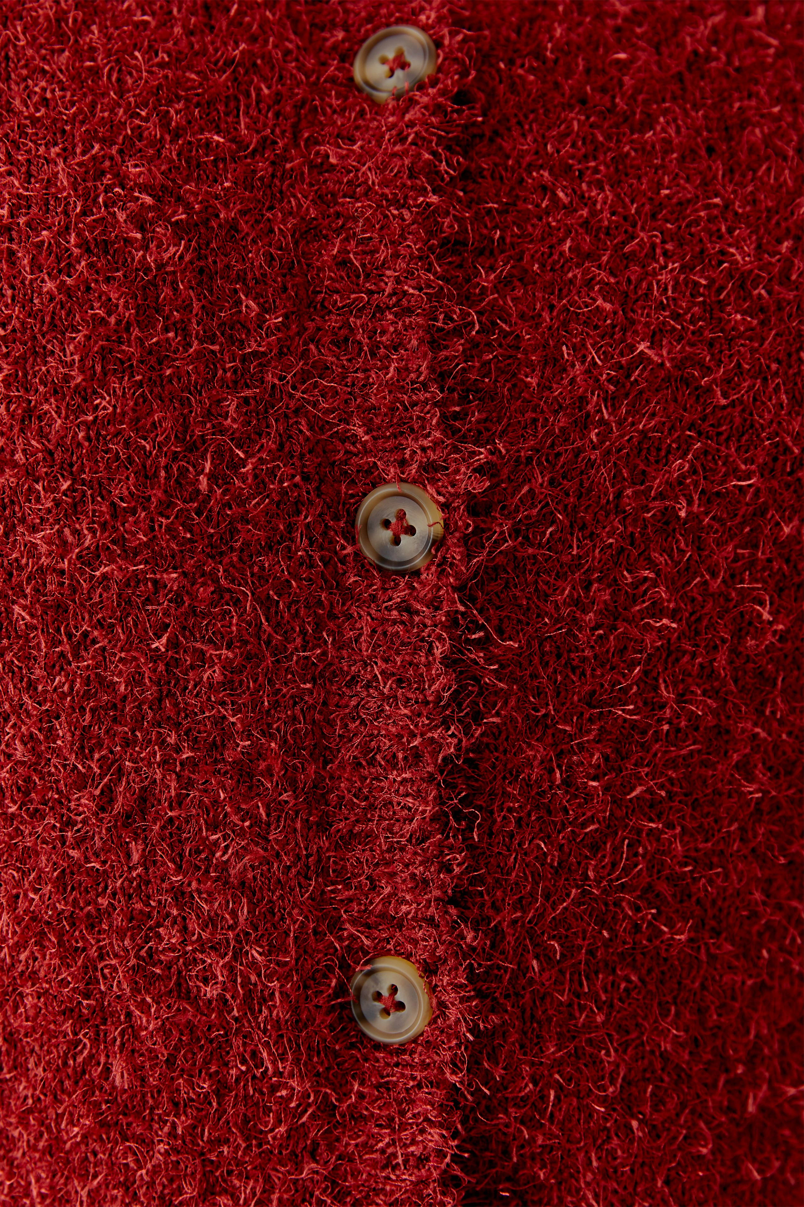 Rote Damen-Strickjacke mit Knöpfen, weich und bequem für den Alltag.