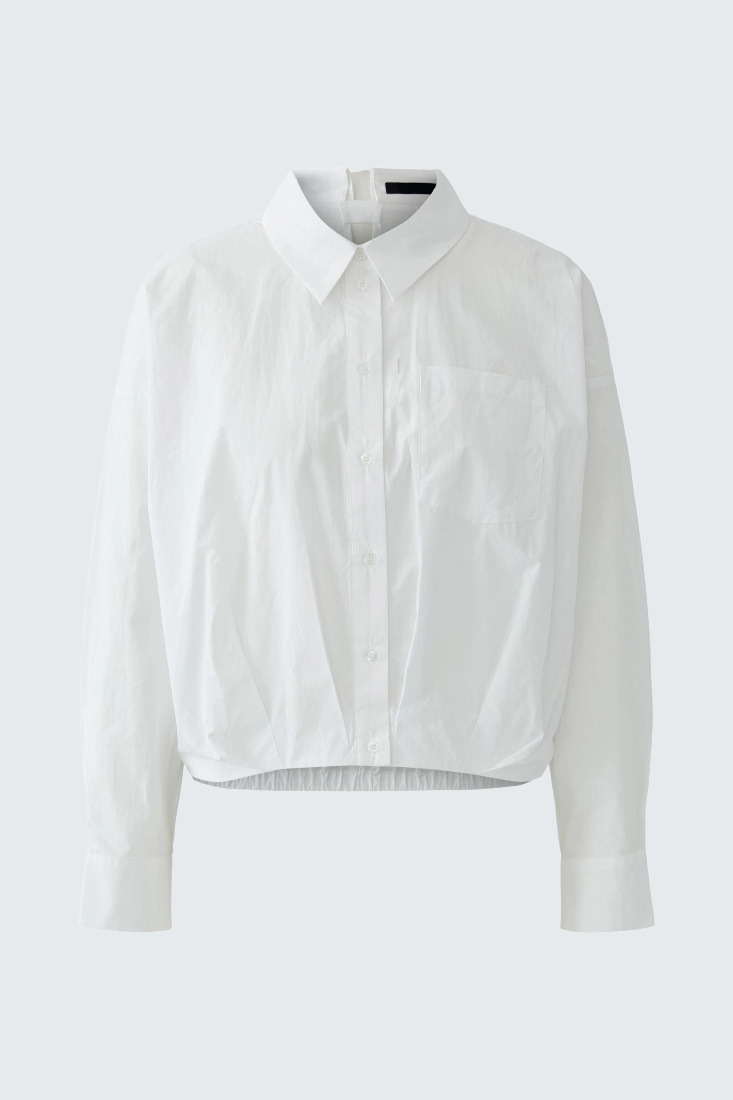 Moderne Damen-Bluse: Weiße Bluse mit Kragen und lässigem Schnitt, ideal für den Alltag.