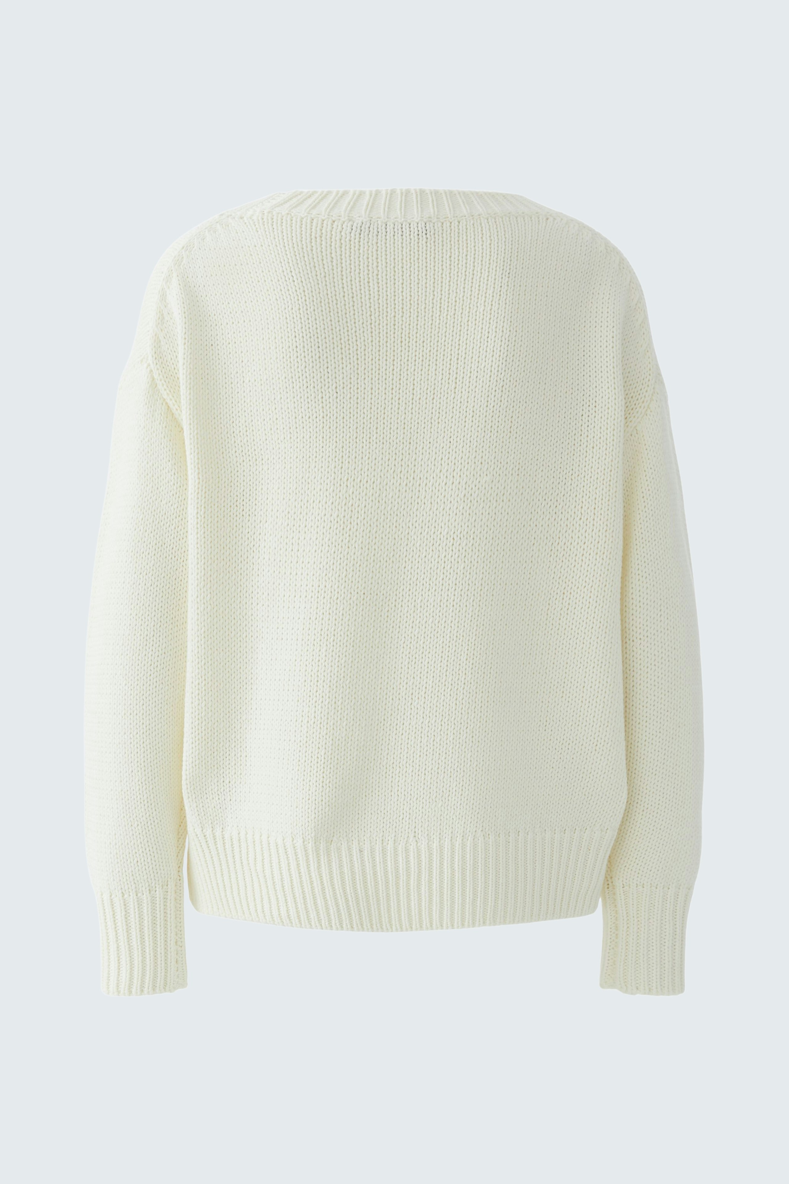 Casual women's pullover: Soft white knit pullover with a relaxed fit, perfect for everyday wear.