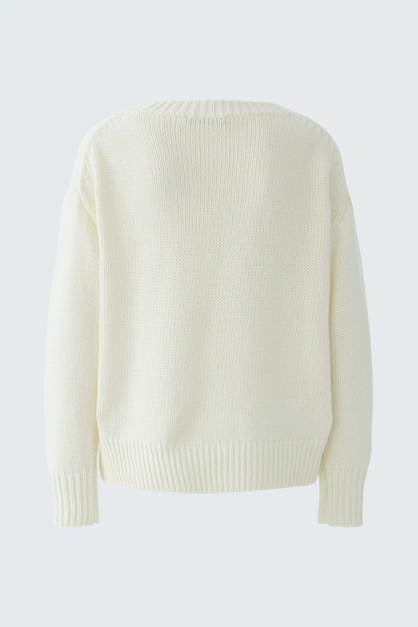Casual women's pullover: Soft white knit pullover with a relaxed fit, perfect for everyday wear.