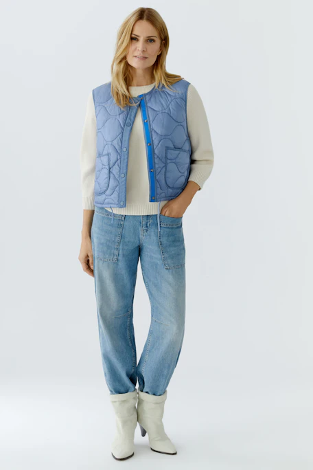 Wendejacke in sanftem Blau: Praktisches, ärmelloses Design mit zwei Taschen und Kordelzug.