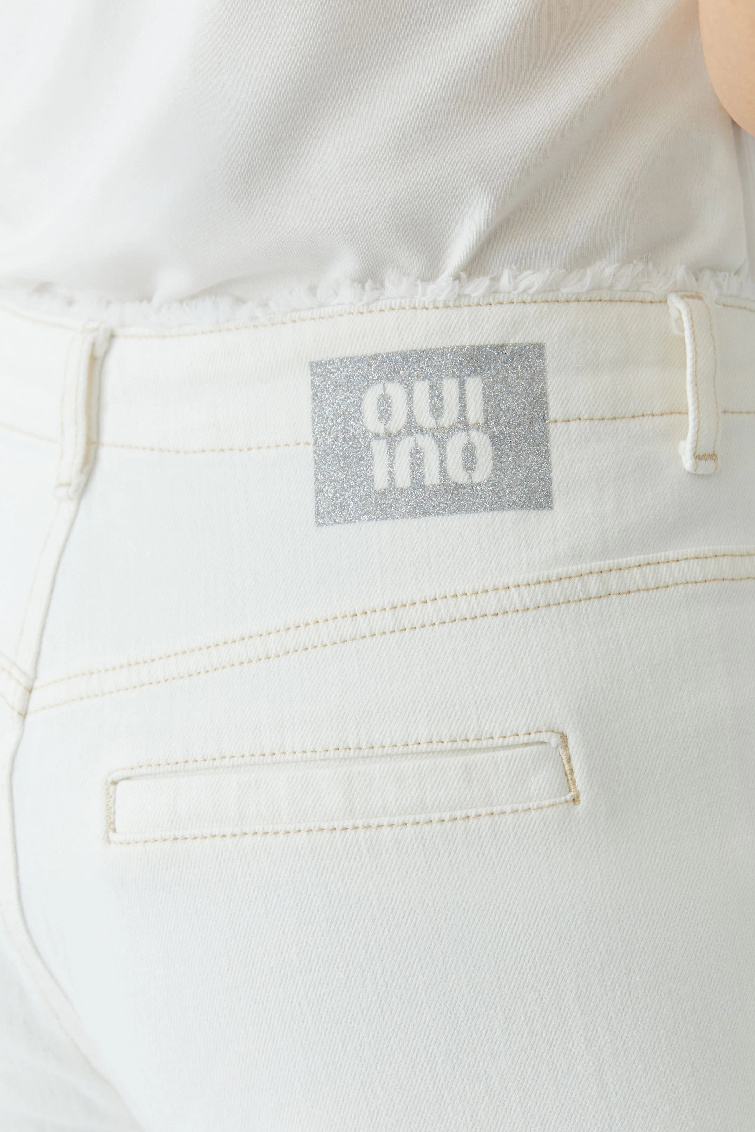 Bequeme Damen-Jeans: Weiße Relaxed Jeans mit lässigem Schnitt und dezentem Logo auf der Rückseite.