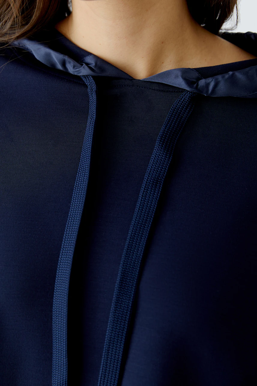 Damen-Hoodie: Frau trägt einen navyblauen Hoodie mit Satin-Kapuze und Kordelzug.