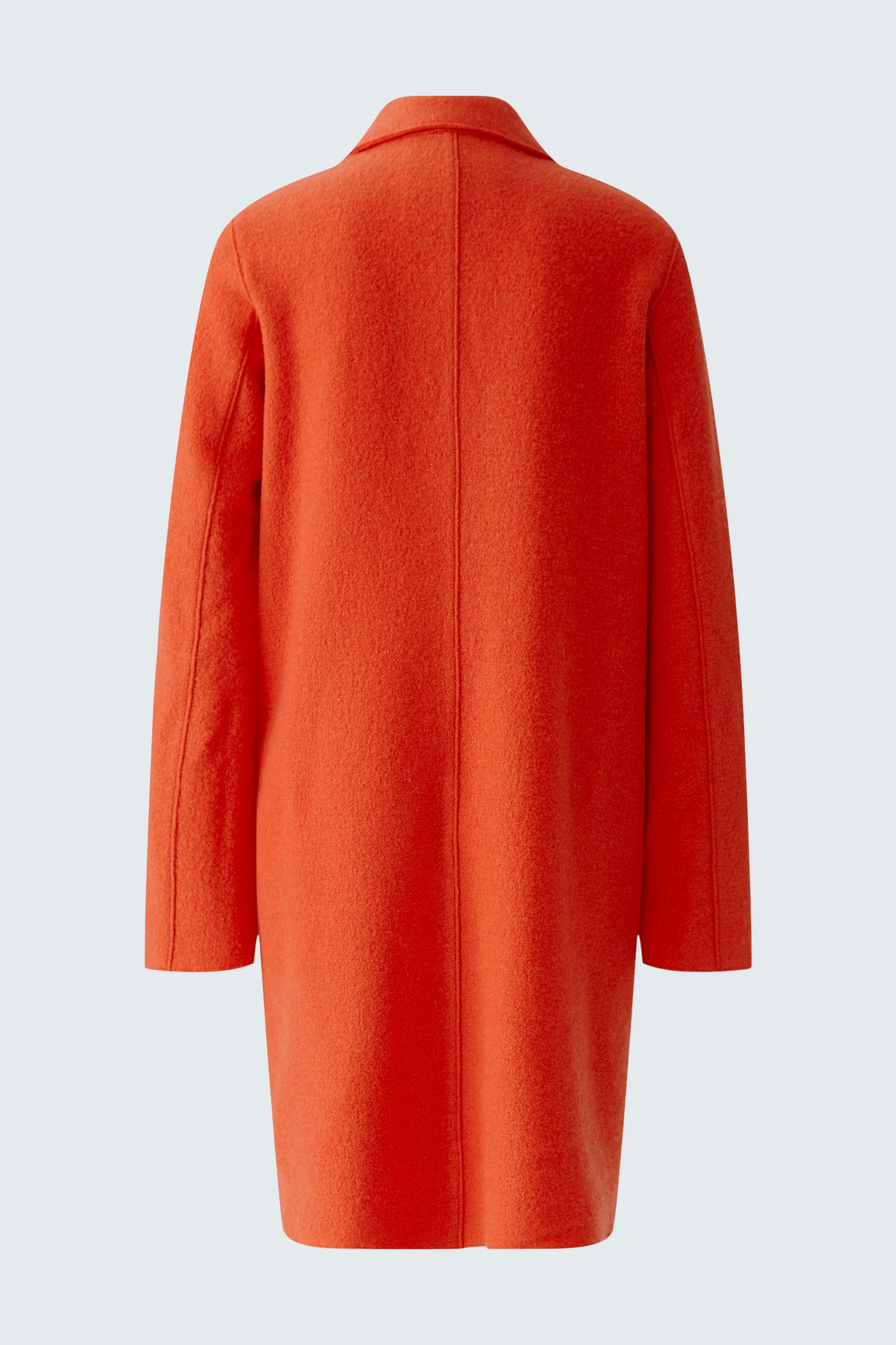 Roter Wollmantel: Schlichter Damenmantel mit geradem Schnitt und langen Ärmeln.