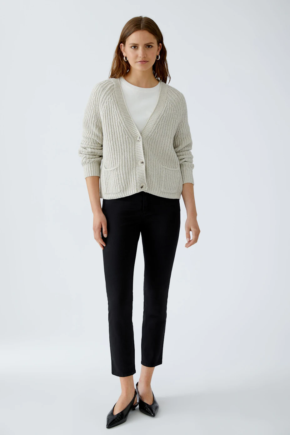 Beige Strickjacke: Lässige Damen-Strickjacke mit V-Ausschnitt und zwei Taschen.