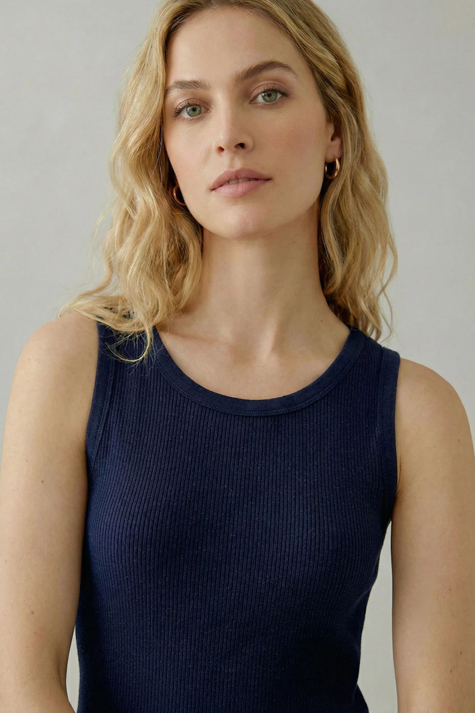 Elegantes Damen-Top in Dunkelblau, ärmellos und figurbetont, ideal für lässige und schicke Anlässe.