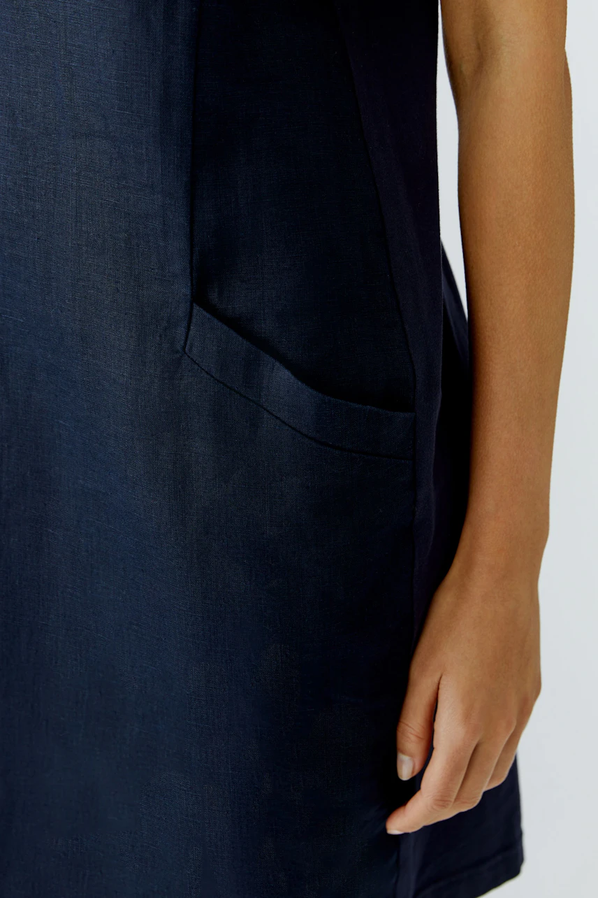 Hängerkleid in Dunkelblau: Frau trägt ein lässiges Kleid mit praktischen Taschen.