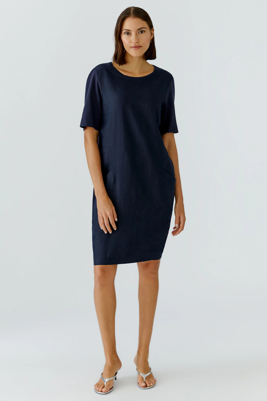 Casual hanger dress in navy blue, short sleeves, knee-length, perfect for everyday wear.