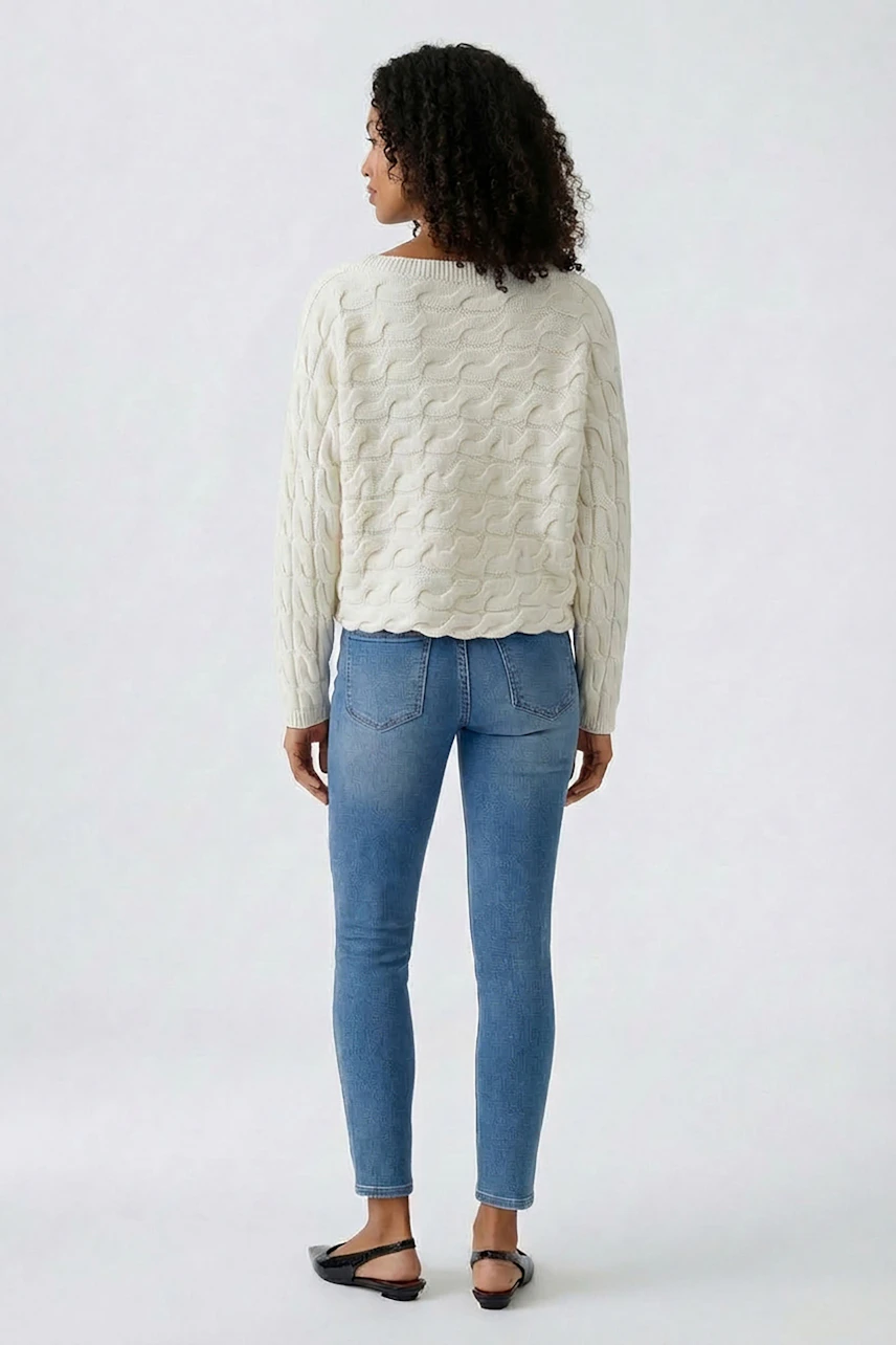 Damen-Pullover: Frau in beigem, strukturiertem Pullover mit lässigem Schnitt und lockerer Passform.