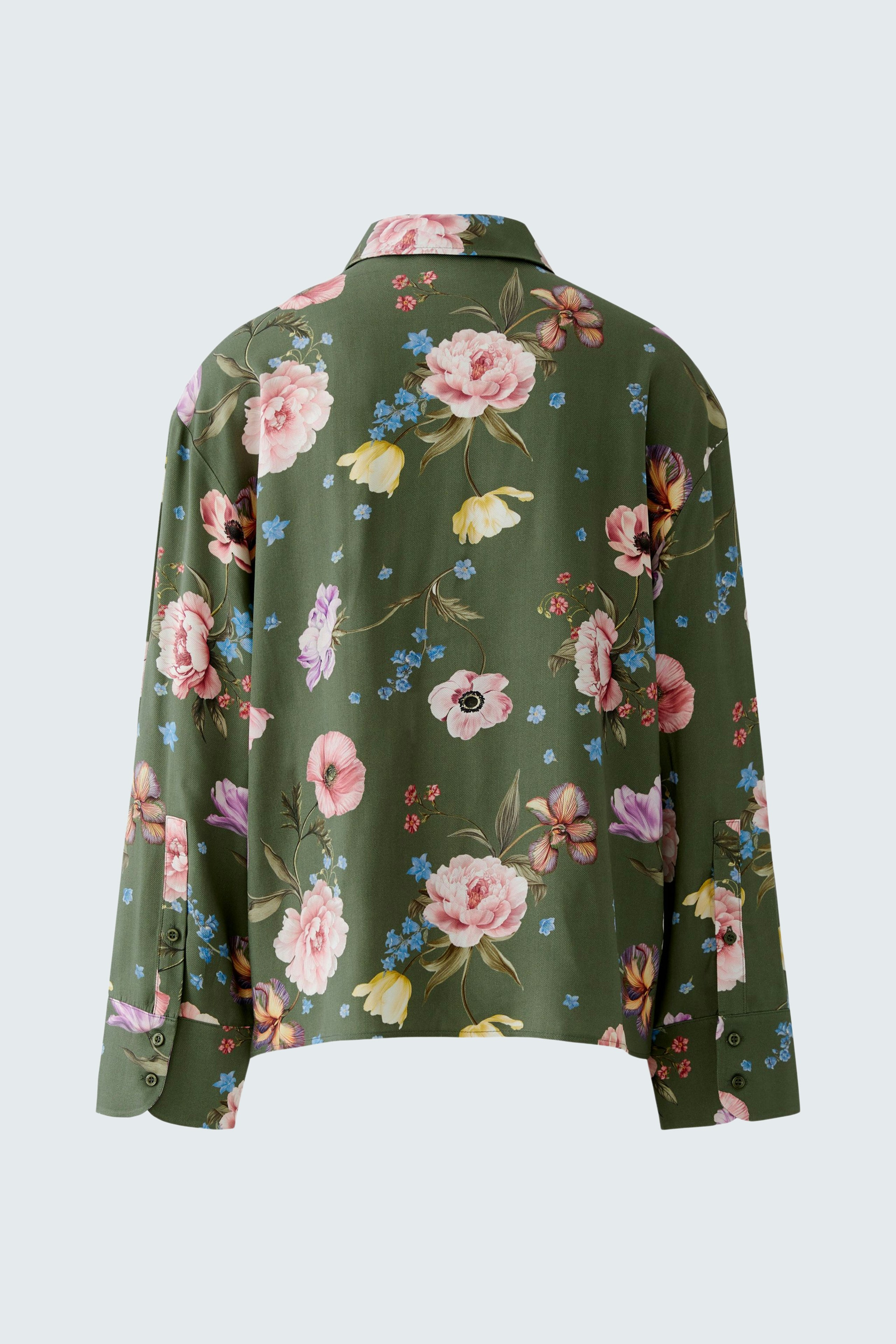 Bluse mit floralem Muster: Rückansicht einer lockeren, blumigen Bluse.