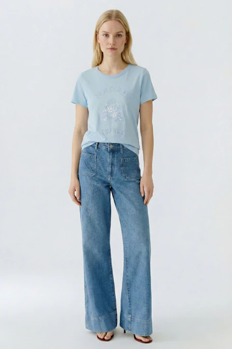 Helles Damen-T-Shirt in Blau mit glänzendem Aufdruck. Bequem und lässig für den Alltag.