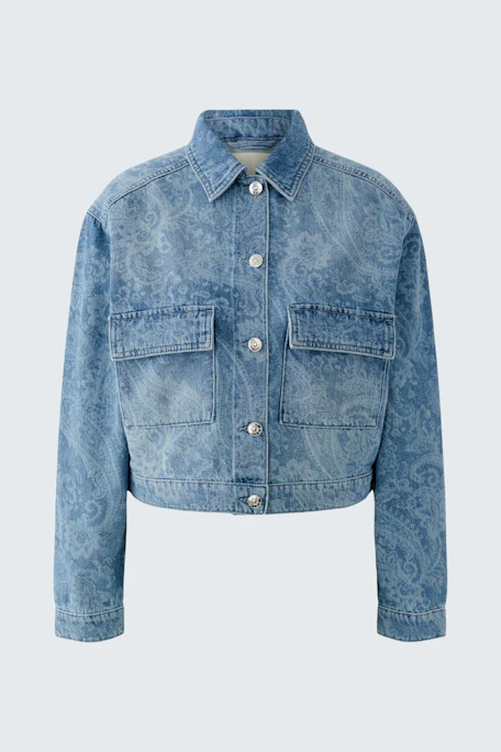 Jeansjacke: Blaue Damen-Jeansjacke mit Knopfleiste und Brusttaschen, lässiger Look ohne Model.