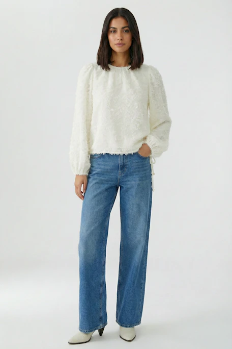 Weiße Damen-Bluse mit langen Ärmeln und strukturiertem Stoff, ohne Model abgebildet.