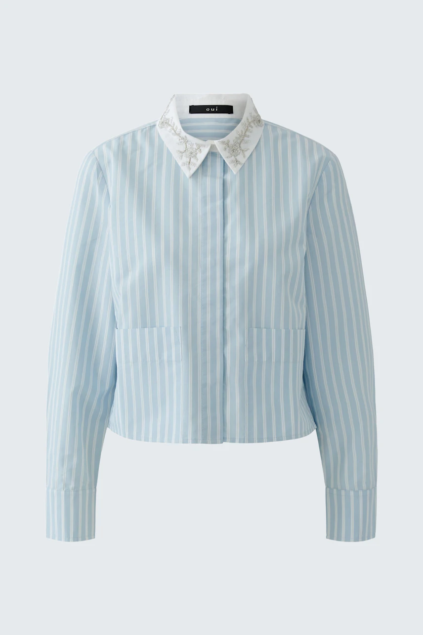 Gestreifte Damen-Bluse: Hellblaue Bluse mit weißen Streifen und Spitzenkragen, ohne Model abgebildet.